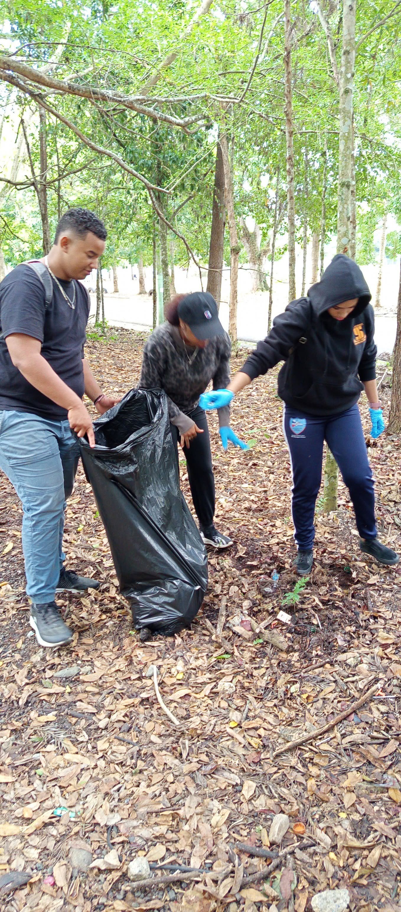 Fundación Te Quiero Verde RD, Ministerio de Medio Ambiente y Centro Educativo Max Henríquez Ureña realizan jornada de limpieza en el Complejo Deportivo Juan Pablo Duarte