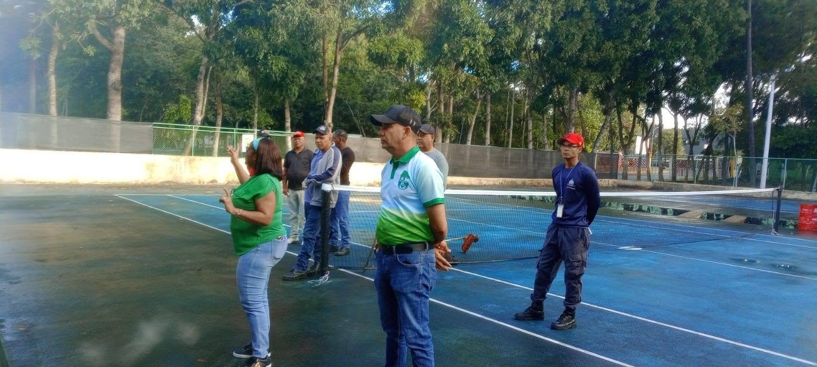 Fundación Te Quiero Verde RD, Ministerio de Medio Ambiente y Centro Educativo Max Henríquez Ureña realizan jornada de limpieza en el Complejo Deportivo Juan Pablo Duarte