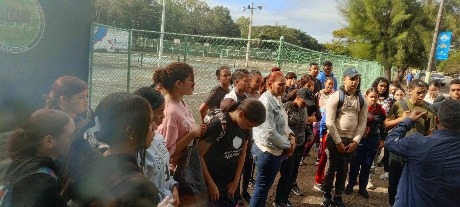 Fundación Te Quiero Verde RD, Ministerio de Medio Ambiente y Centro Educativo Max Henríquez Ureña realizan jornada de limpieza en el Complejo Deportivo Juan Pablo Duarte