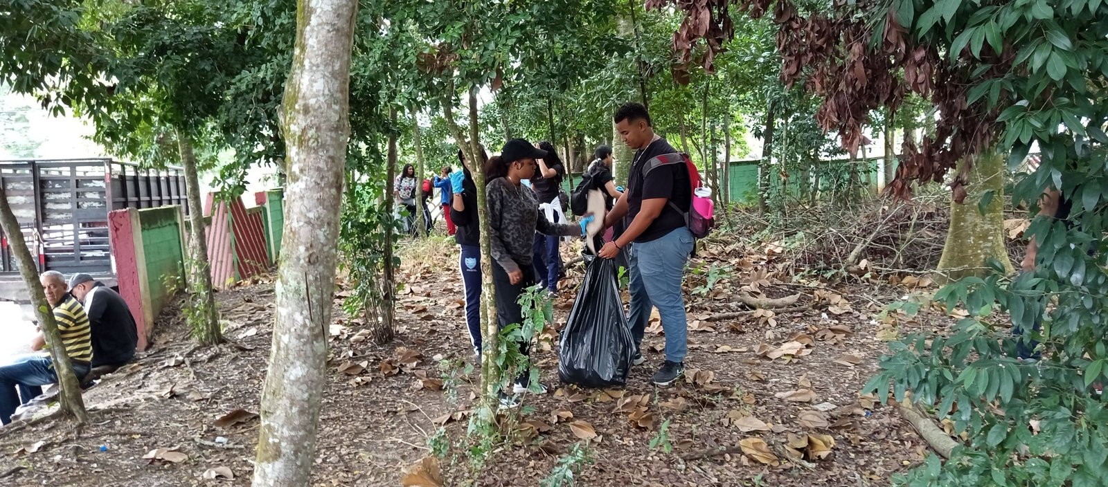 Fundación Te Quiero Verde RD, Ministerio de Medio Ambiente y Centro Educativo Max Henríquez Ureña realizan jornada de limpieza en el Complejo Deportivo Juan Pablo Duarte