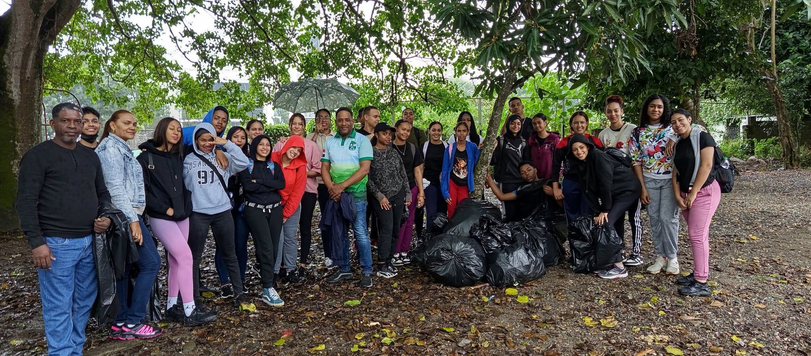 Fundación Te Quiero Verde RD, Ministerio de Medio Ambiente y Centro Educativo Max Henríquez Ureña realizan jornada de limpieza en el Complejo Deportivo Juan Pablo Duarte