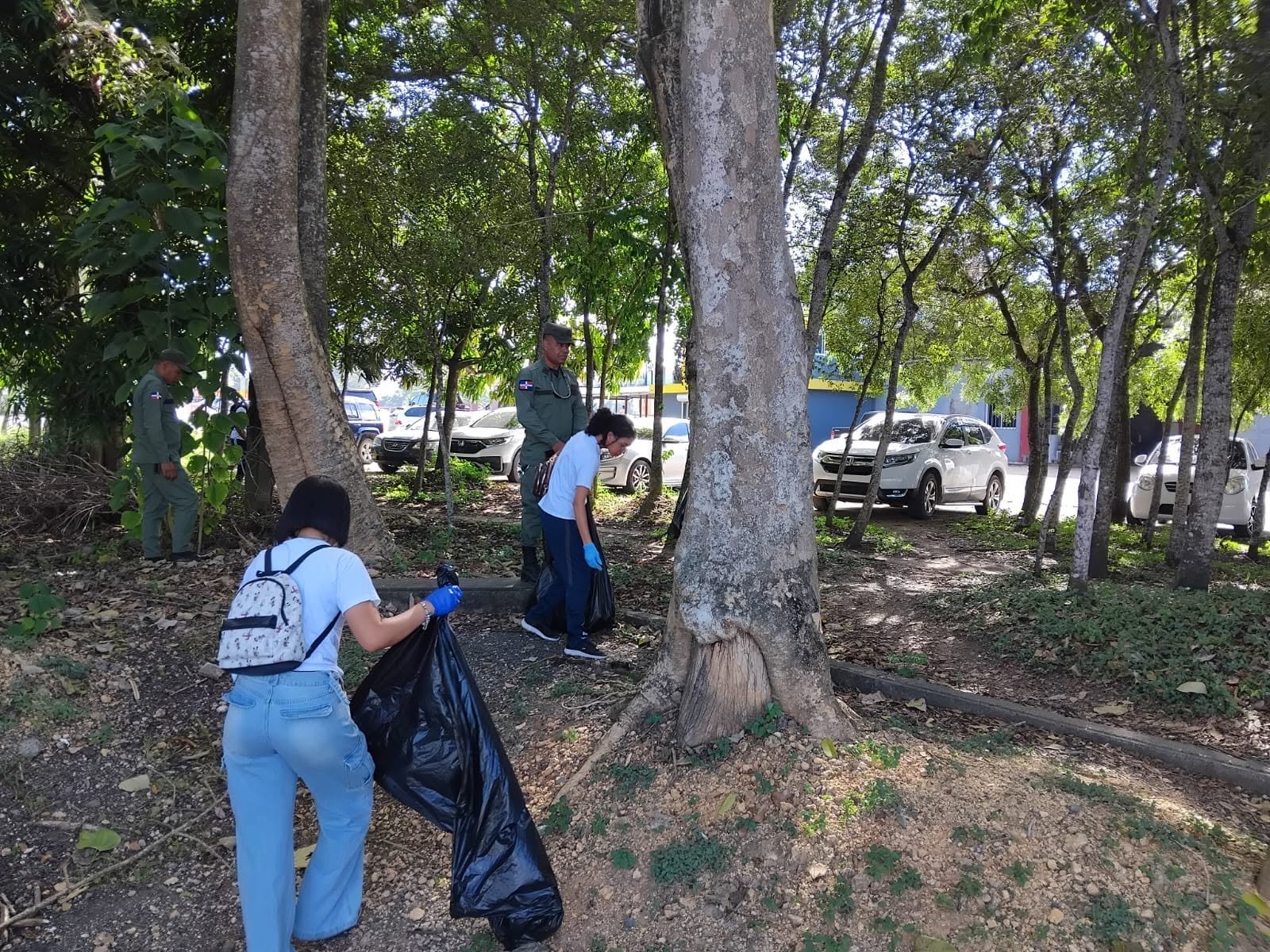 Fundación Te Quiero Verde RD y estudiantes del Colegio Arcoíris participan en jornada de limpieza en el Complejo Deportivo Juan Pablo Duarte de San Francisco de Macorís