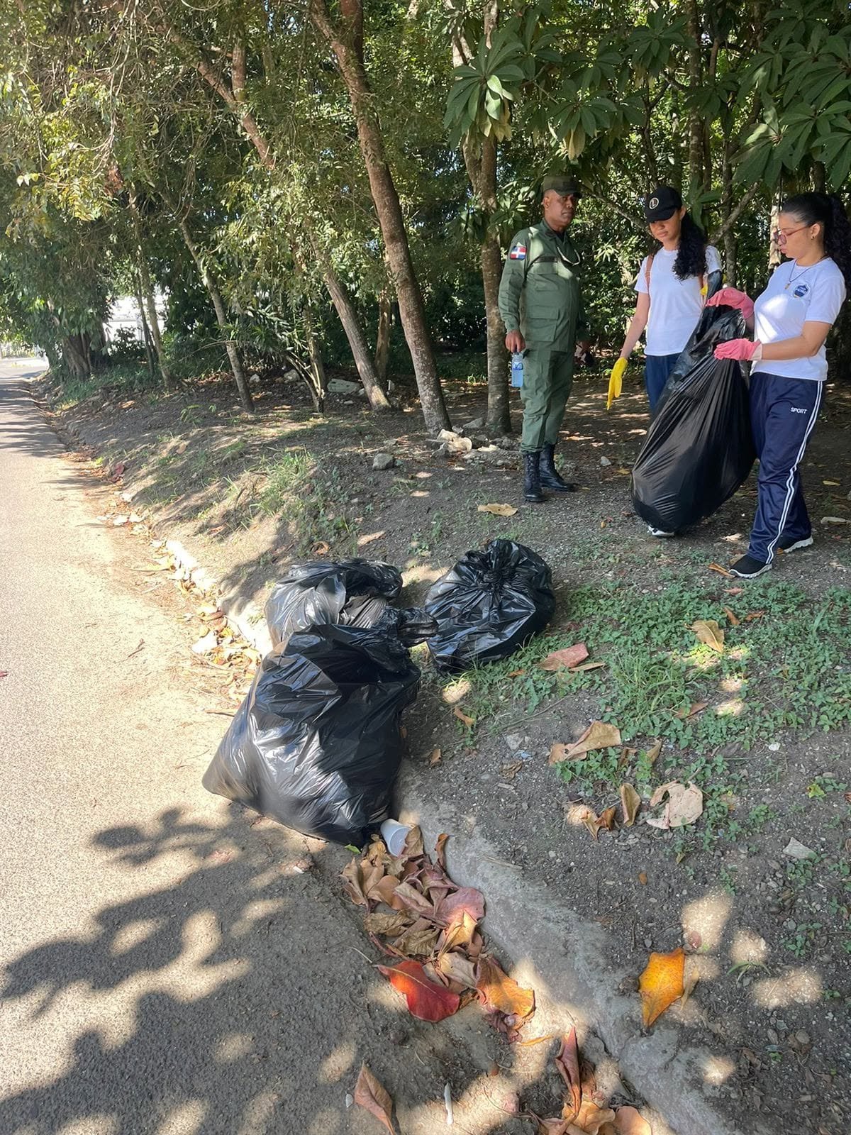 Fundación Te Quiero Verde RD y estudiantes del Colegio Arcoíris participan en jornada de limpieza en el Complejo Deportivo Juan Pablo Duarte de San Francisco de Macorís