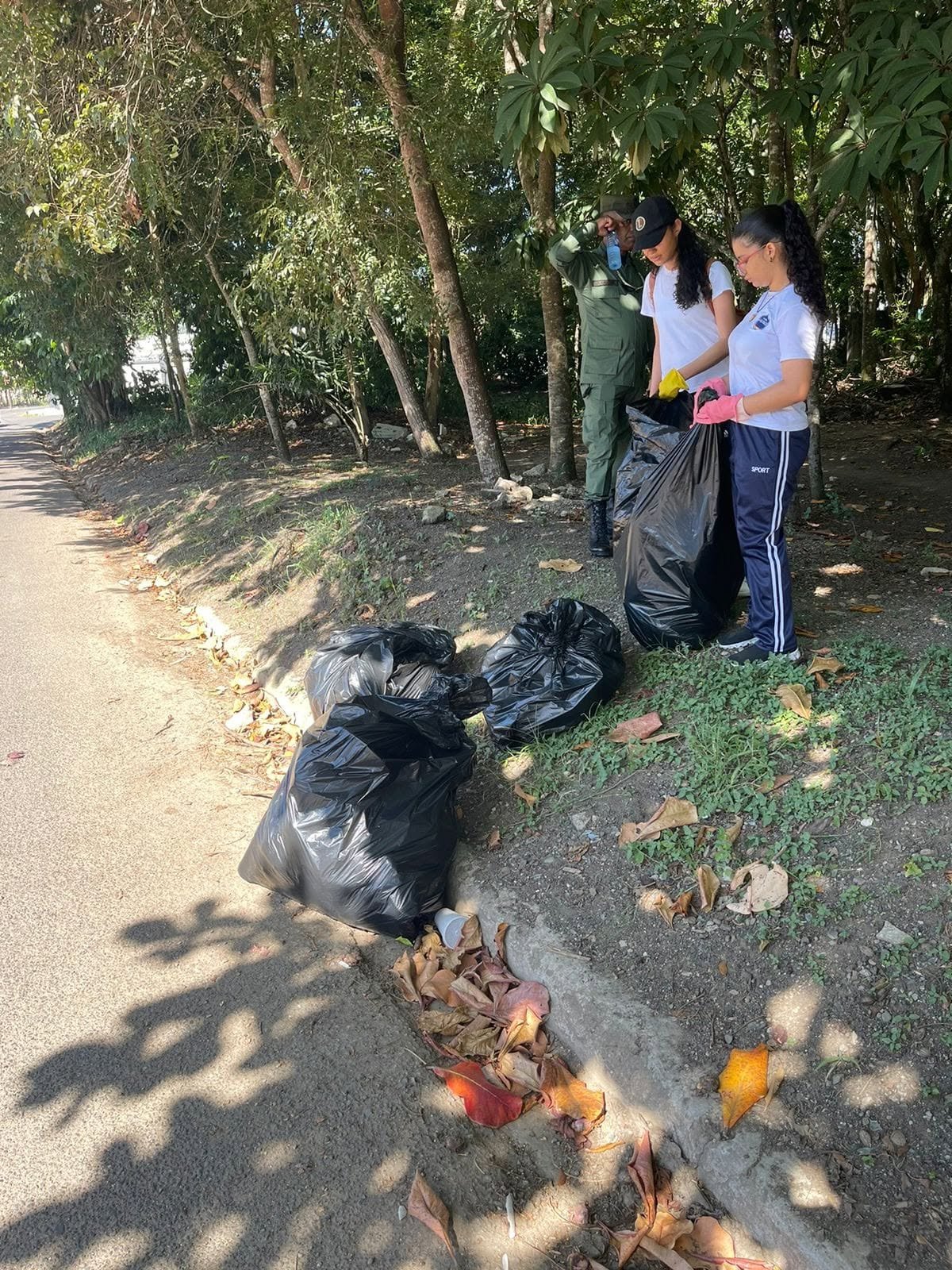 Fundación Te Quiero Verde RD y estudiantes del Colegio Arcoíris participan en jornada de limpieza en el Complejo Deportivo Juan Pablo Duarte de San Francisco de Macorís