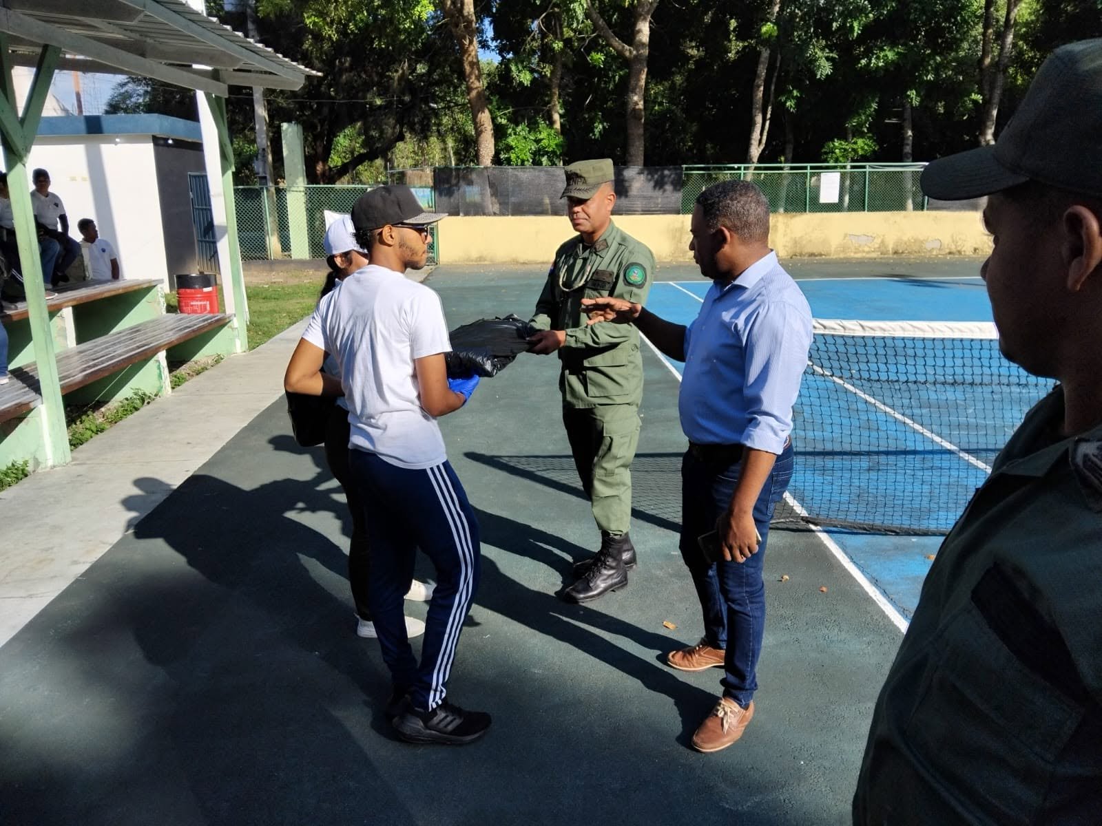 Fundación Te Quiero Verde RD y estudiantes del Colegio Arcoíris participan en jornada de limpieza en el Complejo Deportivo Juan Pablo Duarte de San Francisco de Macorís