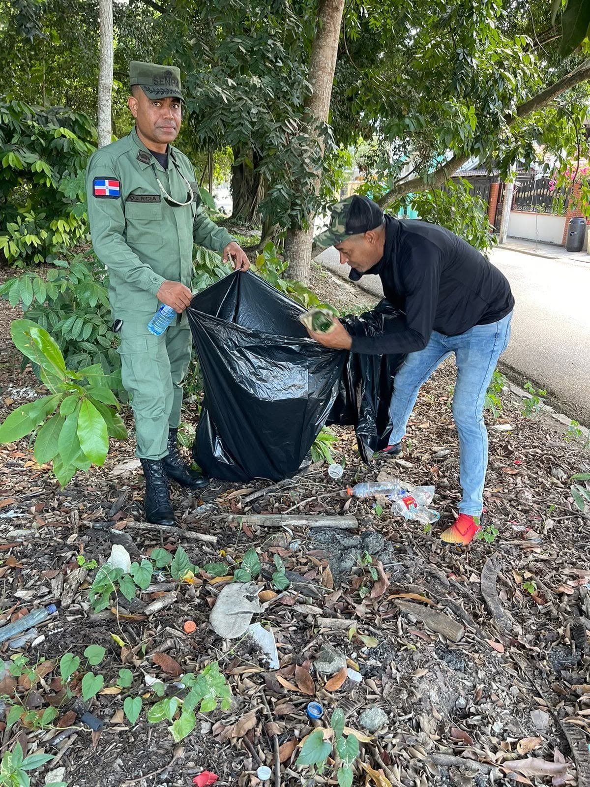 Fundación Te Quiero Verde RD y estudiantes del Colegio Arcoíris participan en jornada de limpieza en el Complejo Deportivo Juan Pablo Duarte de San Francisco de Macorís