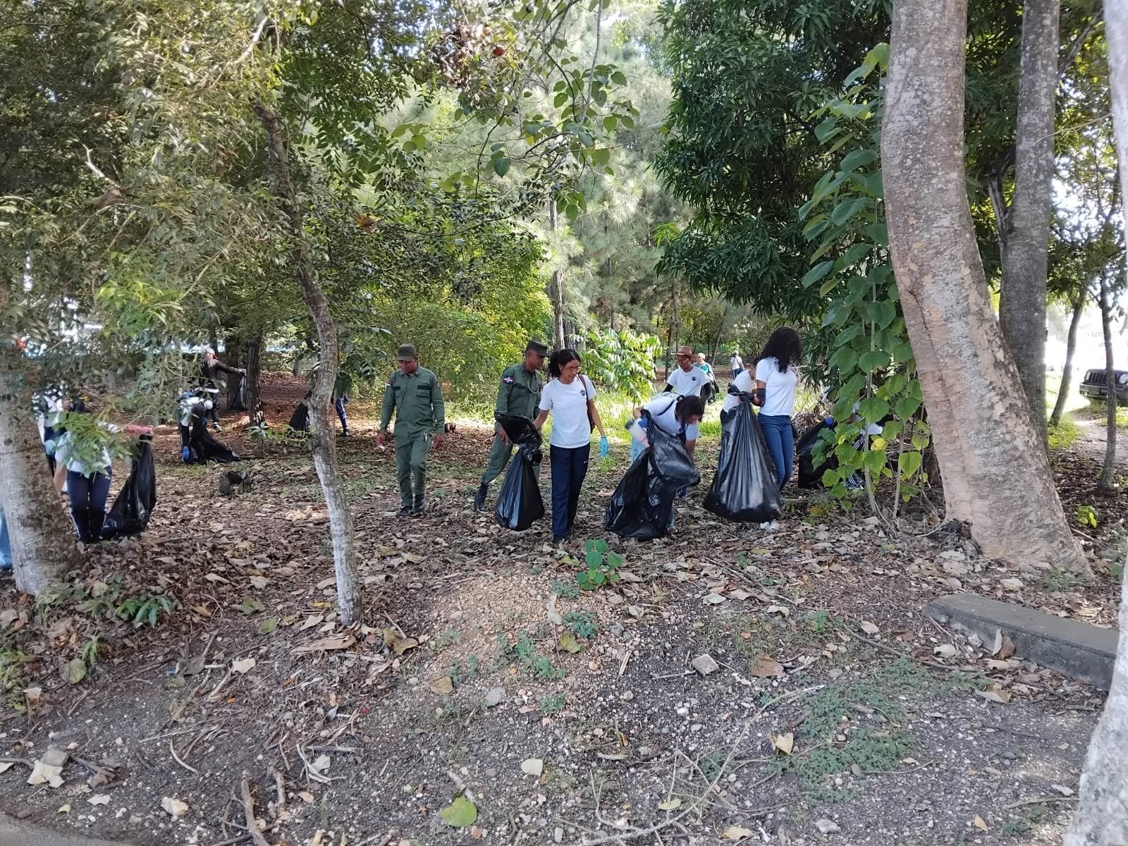 Fundación Te Quiero Verde RD y estudiantes del Colegio Arcoíris participan en jornada de limpieza en el Complejo Deportivo Juan Pablo Duarte de San Francisco de Macorís
