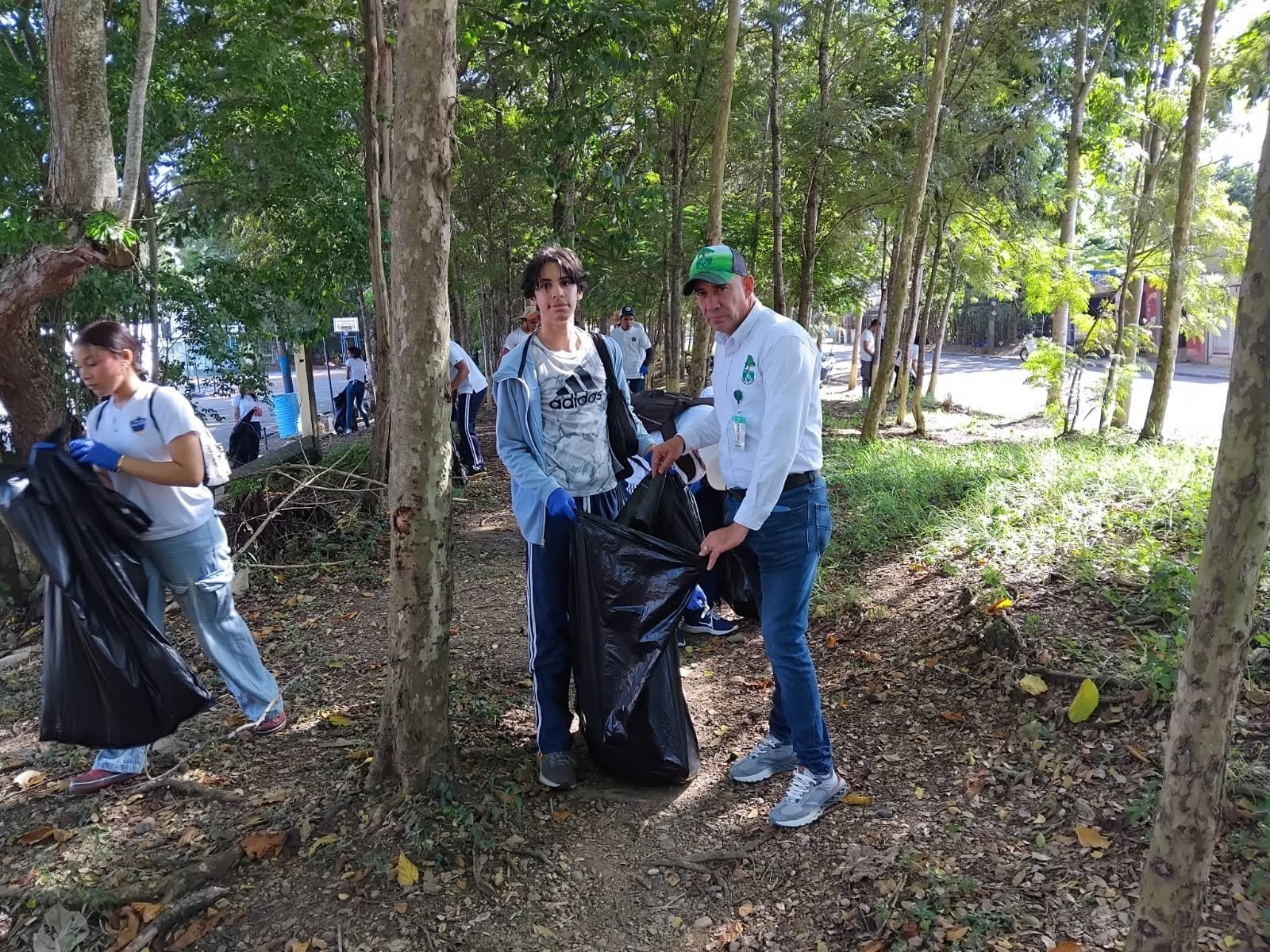 Fundación Te Quiero Verde RD y estudiantes del Colegio Arcoíris participan en jornada de limpieza en el Complejo Deportivo Juan Pablo Duarte de San Francisco de Macorís