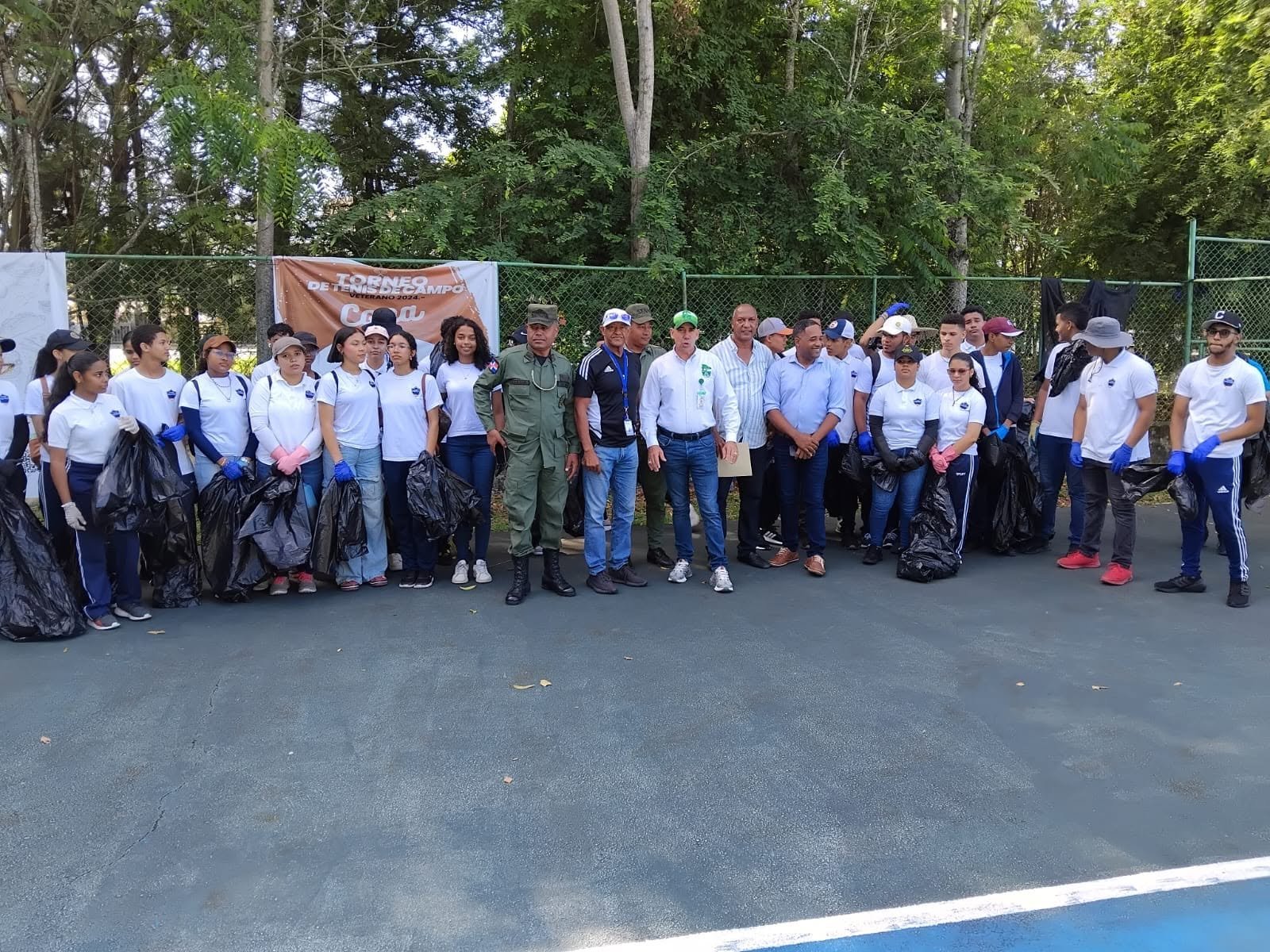 Fundación Te Quiero Verde RD y estudiantes del Colegio Arcoíris participan en jornada de limpieza en el Complejo Deportivo Juan Pablo Duarte de San Francisco de Macorís