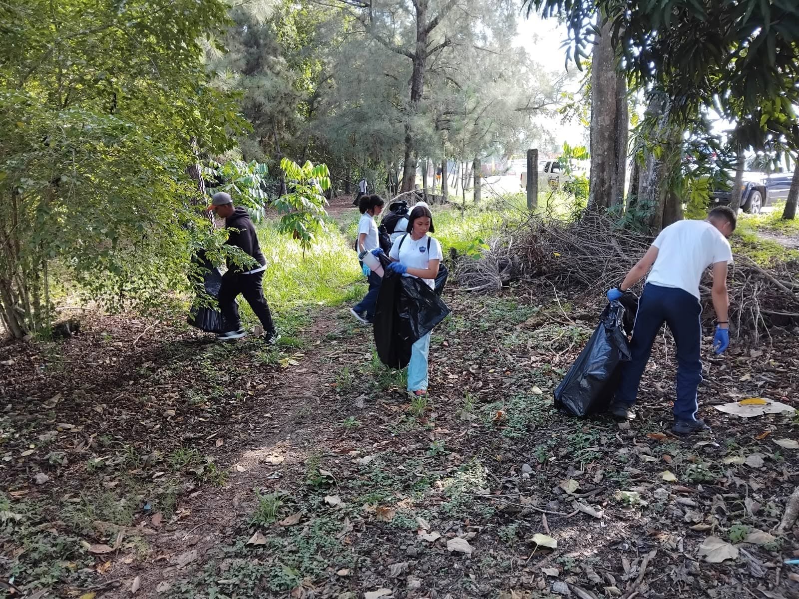 Fundación Te Quiero Verde RD y estudiantes del Colegio Arcoíris participan en jornada de limpieza en el Complejo Deportivo Juan Pablo Duarte de San Francisco de Macorís