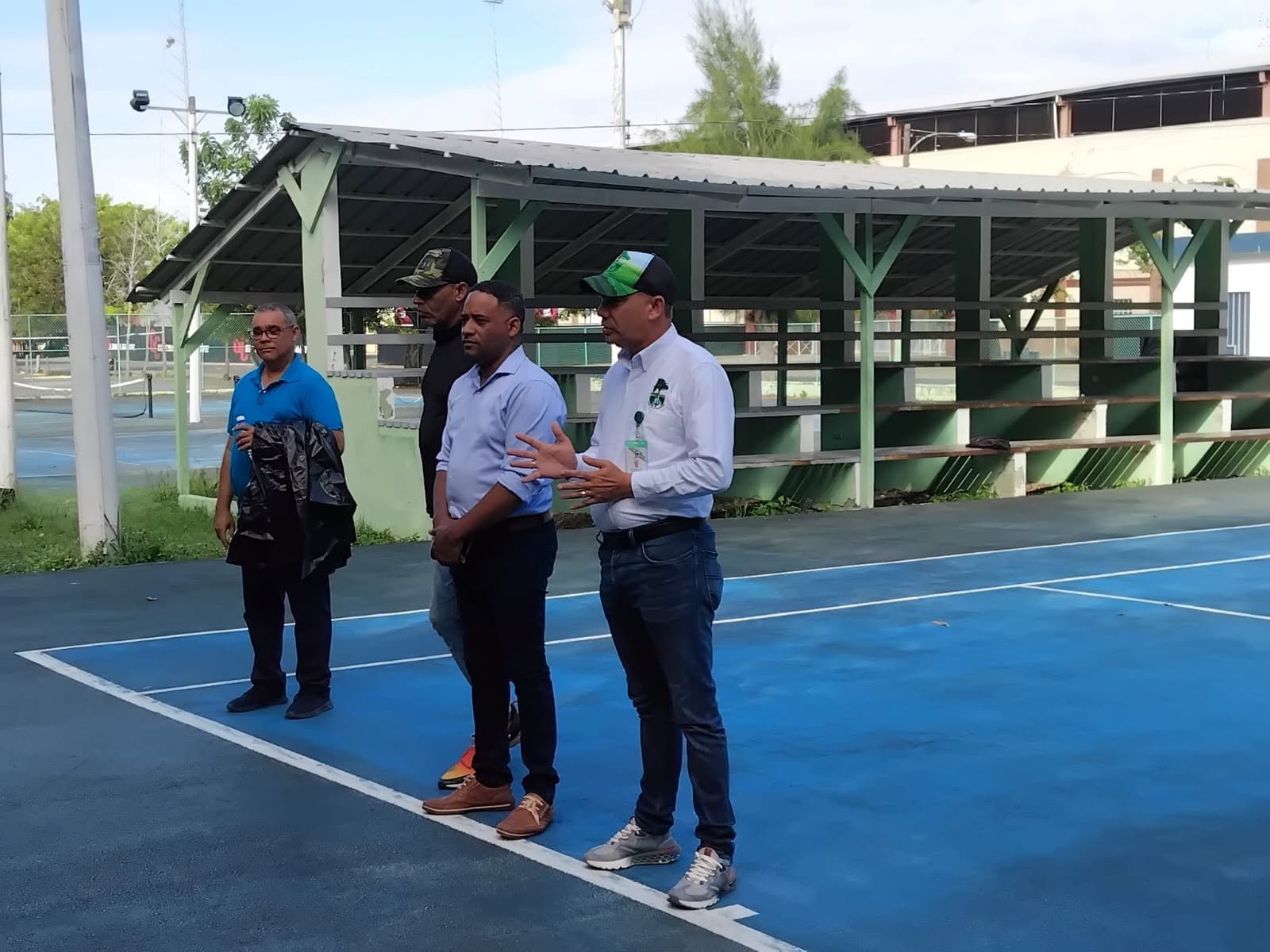 Fundación Te Quiero Verde RD y estudiantes del Colegio Arcoíris participan en jornada de limpieza en el Complejo Deportivo Juan Pablo Duarte de San Francisco de Macorís