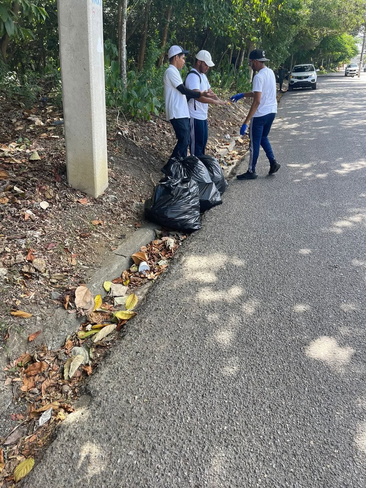 Fundación Te Quiero Verde RD y estudiantes del Colegio Arcoíris participan en jornada de limpieza en el Complejo Deportivo Juan Pablo Duarte de San Francisco de Macorís