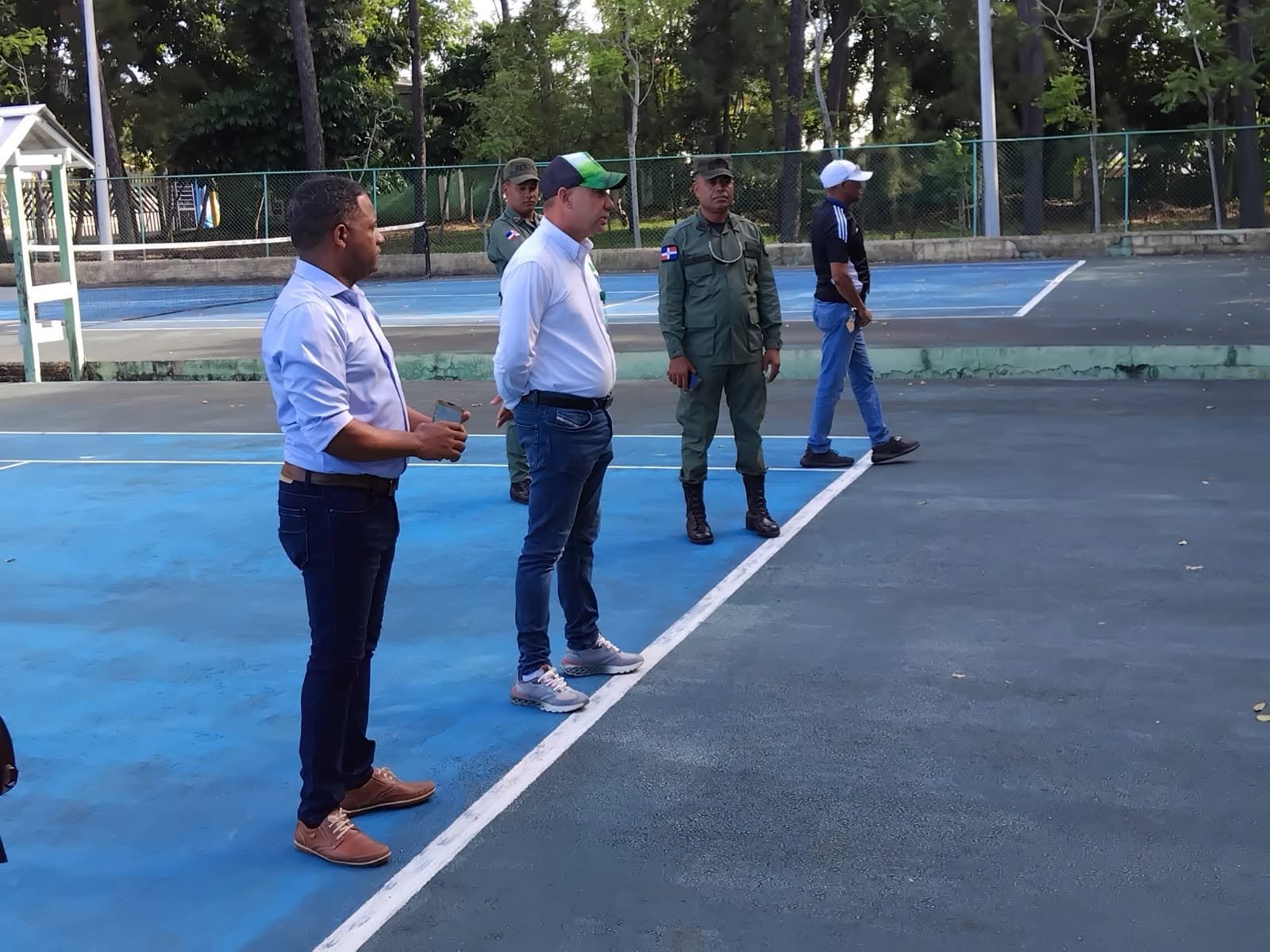 Fundación Te Quiero Verde RD y estudiantes del Colegio Arcoíris participan en jornada de limpieza en el Complejo Deportivo Juan Pablo Duarte de San Francisco de Macorís