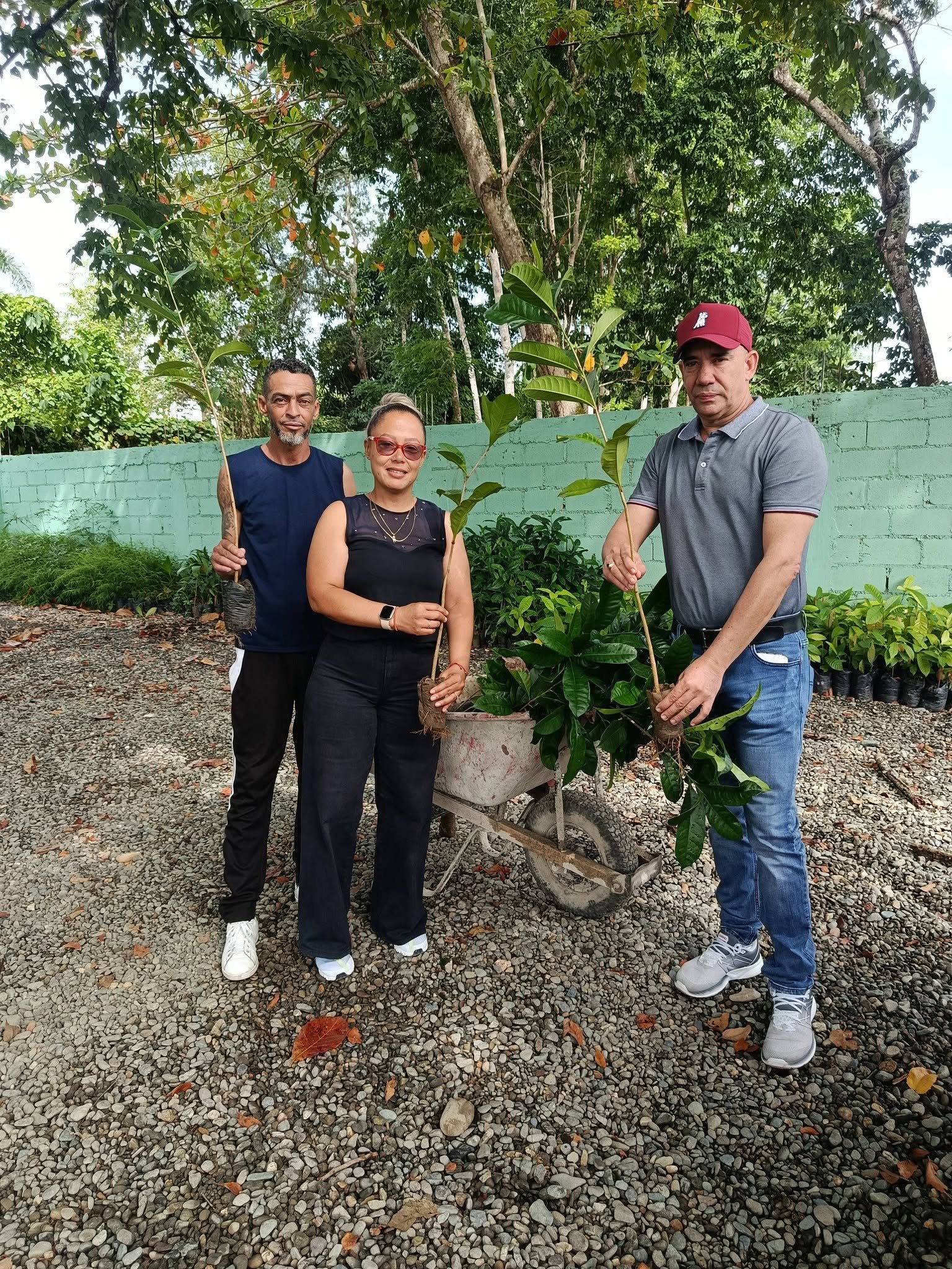 La Fundación Te Quiero Verde RD realizó una donación de plantas ornamentales y plantas de bambú fino a la Fundación HACMA, institución dirigida por el Dr. Eude Espinal.