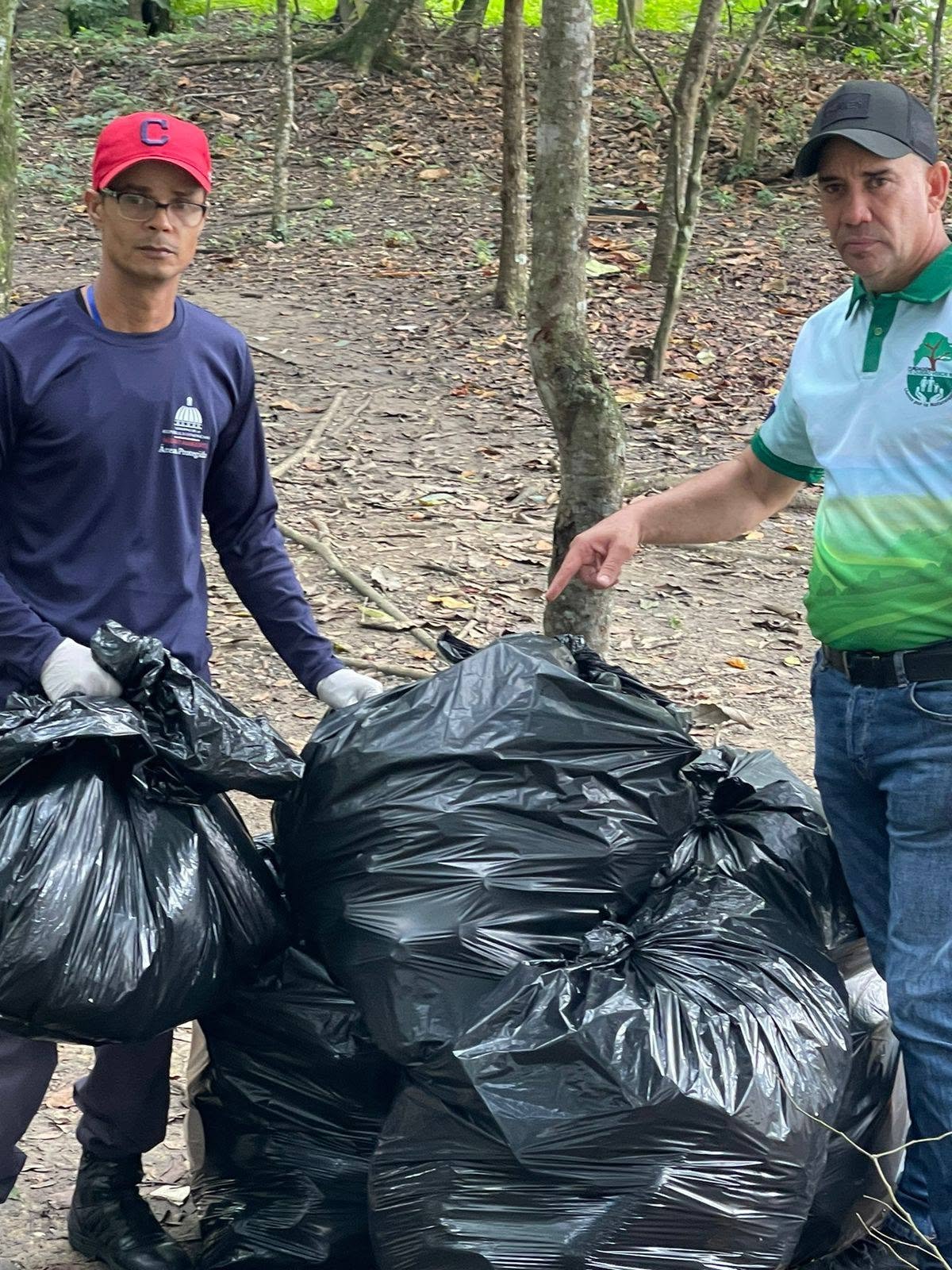 Fundación Te Quiero Verde RD, Ministerio de Medio Ambiente y Centro Educativo Max Henríquez Ureña realizan jornada de limpieza en el Complejo Deportivo Juan Pablo Duarte