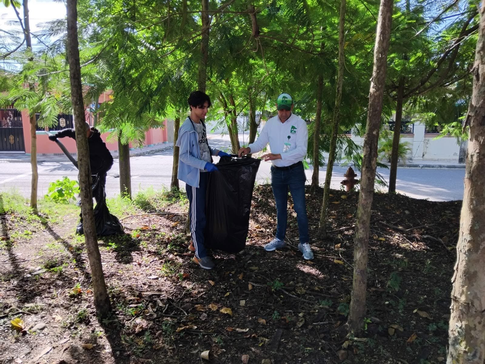 Fundación Te Quiero Verde RD y estudiantes del Colegio Arcoíris participan en jornada de limpieza en el Complejo Deportivo Juan Pablo Duarte de San Francisco de Macorís